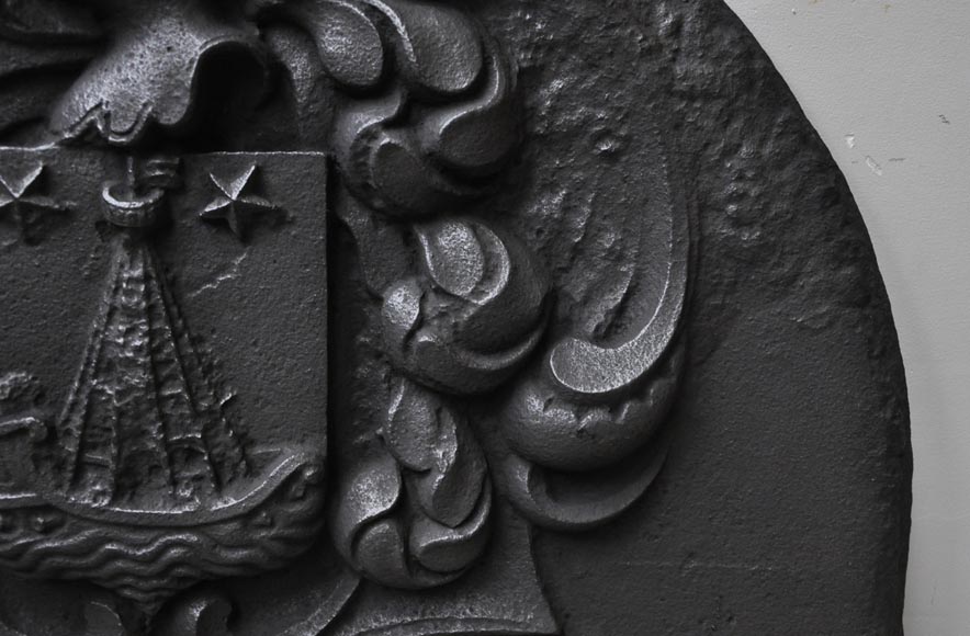 Красивая старинная каминная плита, украшенная гербами Парижа. Красивая старинная каминная плита, украшенная гербами Парижа.-5