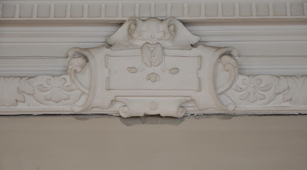 Старинное трюмо в стиле Людовика XIV, украшенное львиными головами.  Старинное трюмо в стиле Людовика XIV, украшенное львиными головами. -1