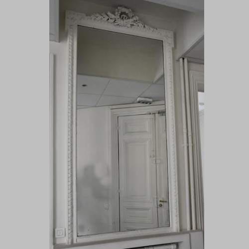 Старинное трюмо в стиле Людовика XVI, украшенное колчаном и цветами.