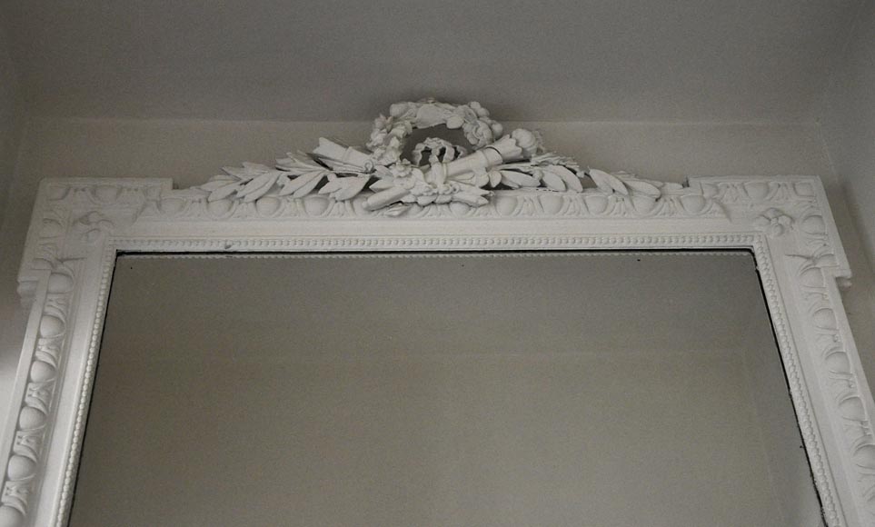 Старинное трюмо в стиле Людовика XVI, украшенное колчаном и цветами. Старинное трюмо в стиле Людовика XVI, украшенное колчаном и цветами.-1