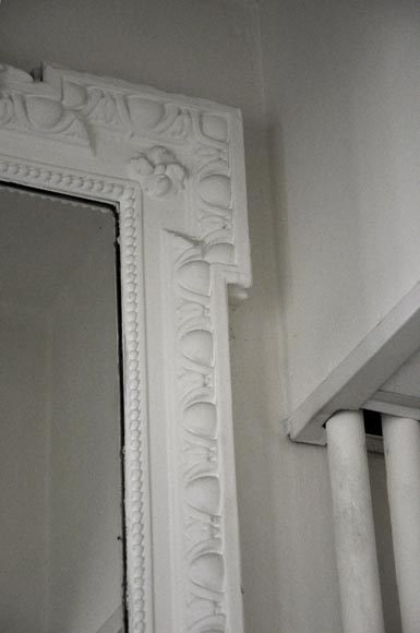 Старинное трюмо в стиле Людовика XVI, украшенное колчаном и цветами. Старинное трюмо в стиле Людовика XVI, украшенное колчаном и цветами.-3