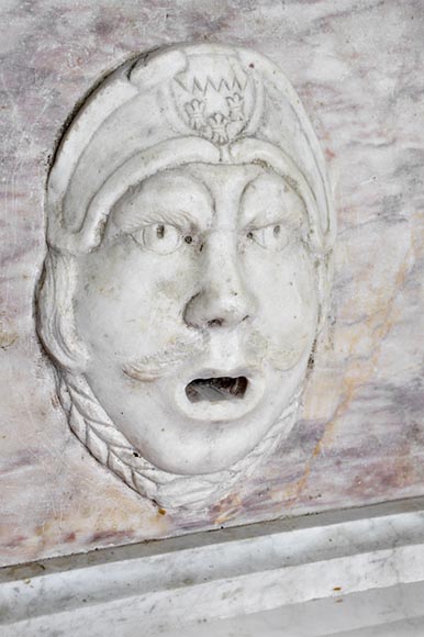 Фронтон фонтана, изготовленный из Каррарского мрамора и мрамора цвета цветка персикового дерева. Фронтон фонтана, изготовленный из Каррарского мрамора и мрамора цвета цветка персикового дерева.-1