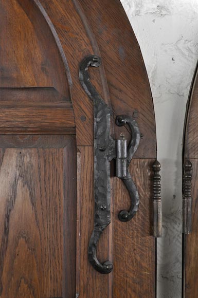 Пара больших дубовых дверей, отделанных панелями, со ставнями. Пара больших дубовых дверей, отделанных панелями, со ставнями.-8