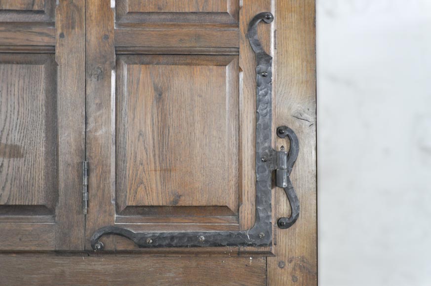 Пара больших дубовых дверей, отделанных панелями, со ставнями. Пара больших дубовых дверей, отделанных панелями, со ставнями.-9