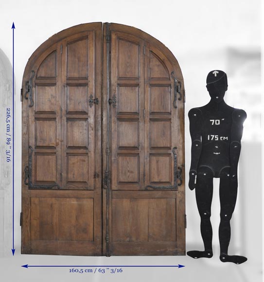 Пара больших дубовых дверей, отделанных панелями, со ставнями. Пара больших дубовых дверей, отделанных панелями, со ставнями.-10