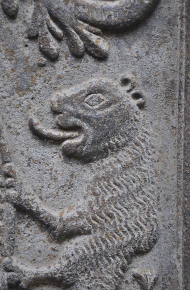 Красивая старинная каминная плита 18 века, украшенная гербами Франции и Наварры. Красивая старинная каминная плита 18 века, украшенная гербами Франции и Наварры.-4