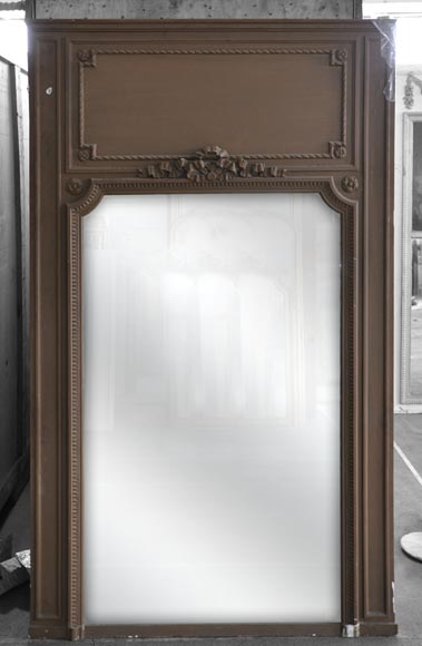 Старинное каминное трюмо в стиле Людовика XVI, украшенное розетками и бантом. Старинное каминное трюмо в стиле Людовика XVI, украшенное розетками и бантом.-0