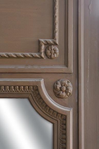 Старинное каминное трюмо в стиле Людовика XVI, украшенное розетками и бантом. Старинное каминное трюмо в стиле Людовика XVI, украшенное розетками и бантом.-3