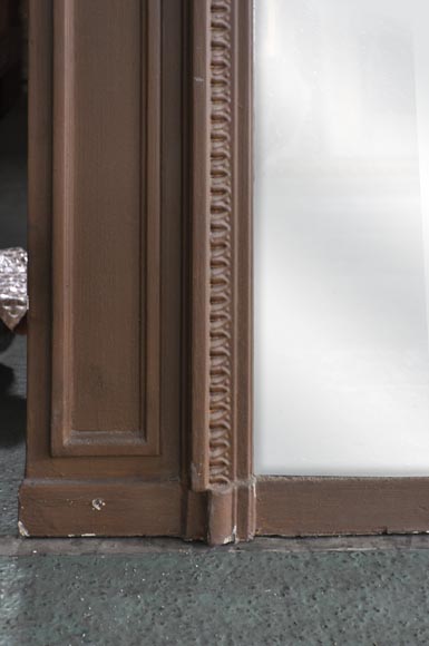 Старинное каминное трюмо в стиле Людовика XVI, украшенное розетками и бантом. Старинное каминное трюмо в стиле Людовика XVI, украшенное розетками и бантом.-4