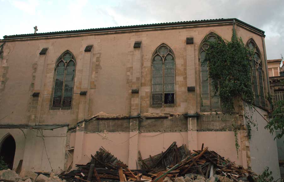 Витражи из часовни с тремя персонажами, в центре - Иисус Витражи из часовни с тремя персонажами, в центре - Иисус-3