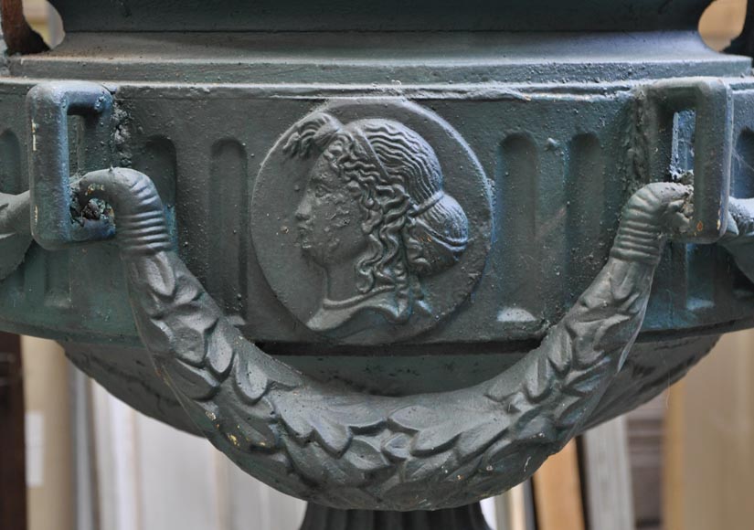 Пара чугунных ваз в стиле Людовика XVI на оригинальных подставках. Пара чугунных ваз в стиле Людовика XVI на оригинальных подставках.-3