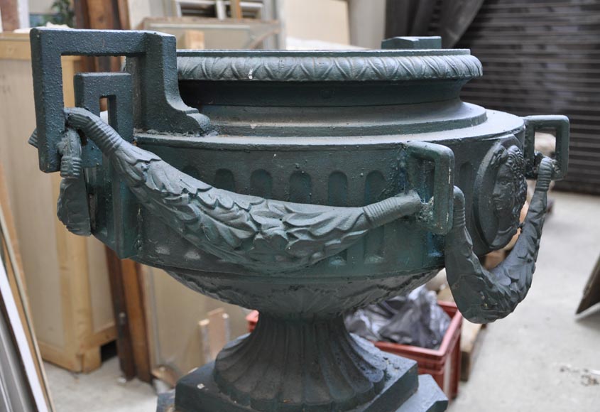 Пара чугунных ваз в стиле Людовика XVI на оригинальных подставках. Пара чугунных ваз в стиле Людовика XVI на оригинальных подставках.-4