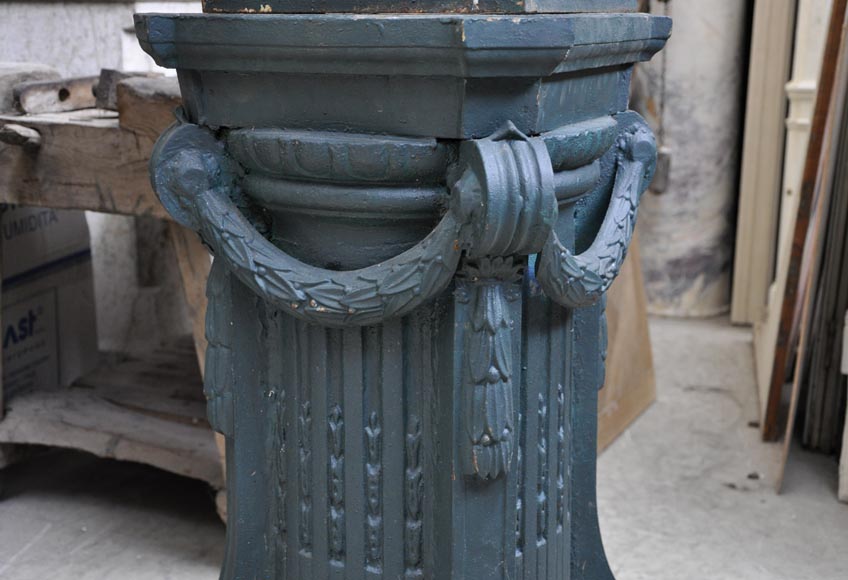 Пара чугунных ваз в стиле Людовика XVI на оригинальных подставках. Пара чугунных ваз в стиле Людовика XVI на оригинальных подставках.-6