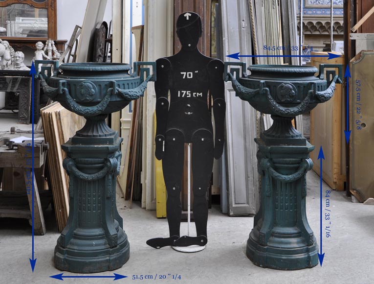 Пара чугунных ваз в стиле Людовика XVI на оригинальных подставках. Пара чугунных ваз в стиле Людовика XVI на оригинальных подставках.-7