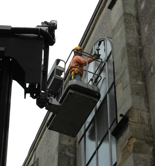 Церковный витраж с цветочными мотивами Церковный витраж с цветочными мотивами-2