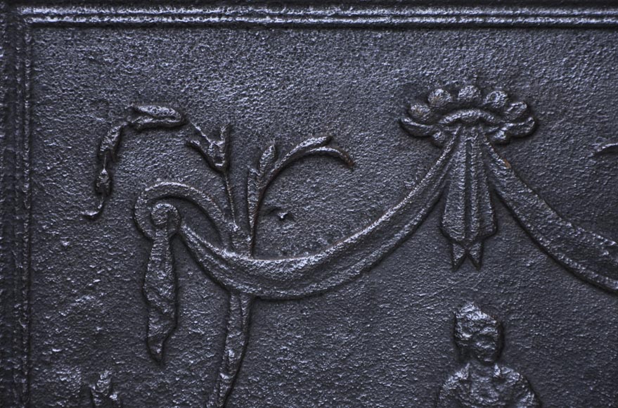 Старинная каминная плита, украшенная крестьянкой. Старинная каминная плита, украшенная крестьянкой.-2