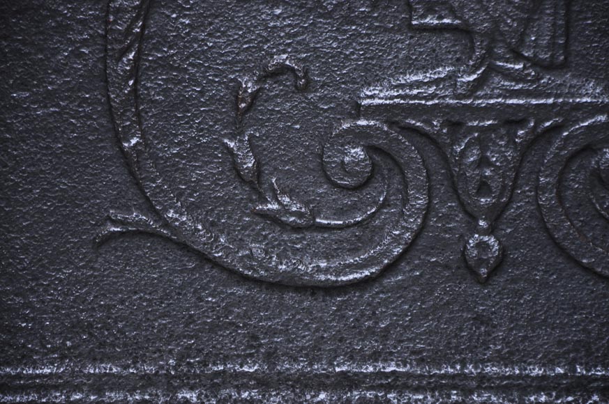 Старинная каминная плита, украшенная крестьянкой. Старинная каминная плита, украшенная крестьянкой.-4