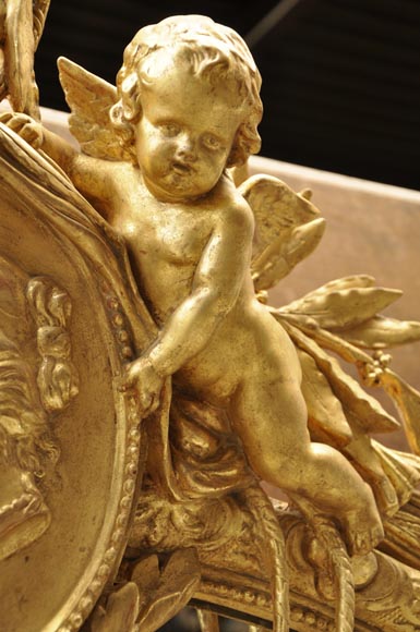 Великолепное зеркало с перегородками в стиле Наполеона III из дерева и позолоченного стюка, украшенное амурчиками и медальонами с женскими профилями.  Великолепное зеркало с перегородками в стиле Наполеона III из дерева и позолоченного стюка, украшенное амурчиками и медальонами с женскими профилями. -2