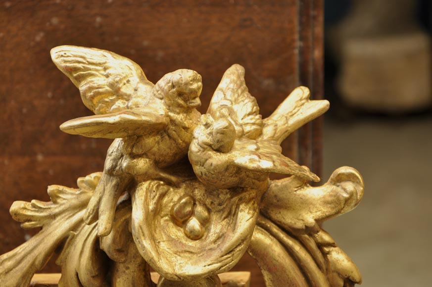 Великолепное зеркало с перегородками в стиле Наполеона III из дерева и позолоченного стюка, украшенное амурчиками и медальонами с женскими профилями.  Великолепное зеркало с перегородками в стиле Наполеона III из дерева и позолоченного стюка, украшенное амурчиками и медальонами с женскими профилями. -5