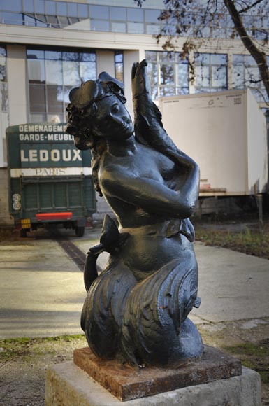 «Наяд», фонтан 19 века, выполненный из чугуна с зеленой патиной.  «Наяд», фонтан 19 века, выполненный из чугуна с зеленой патиной. -0