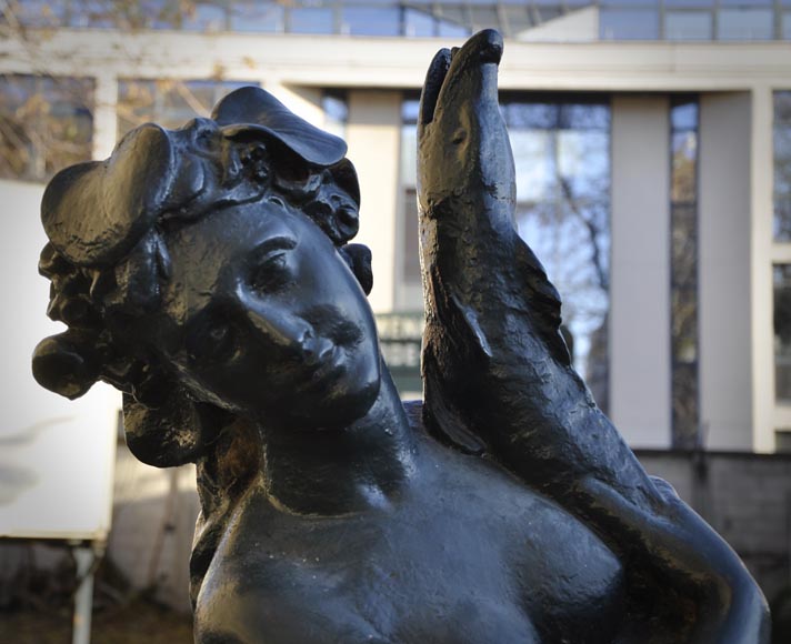 «Наяд», фонтан 19 века, выполненный из чугуна с зеленой патиной.  «Наяд», фонтан 19 века, выполненный из чугуна с зеленой патиной. -5