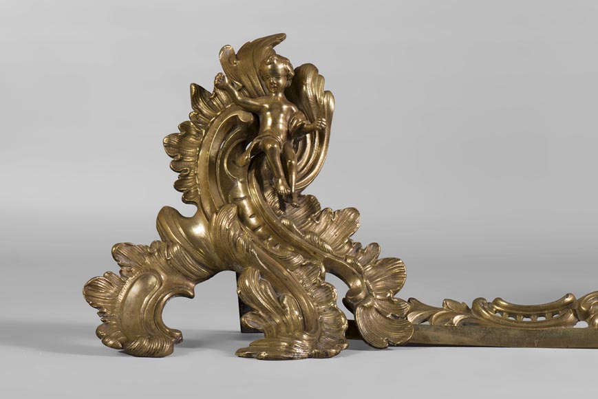 Красивая перекладина дровницы в стиле Людовика XV из позолоченной бронзы, украшенная детьми и лиственными орнаментами.  Красивая перекладина дровницы в стиле Людовика XV из позолоченной бронзы, украшенная детьми и лиственными орнаментами. -1