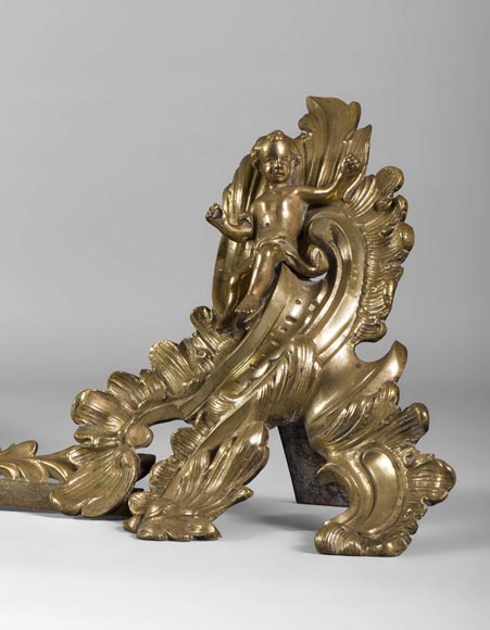 Красивая перекладина дровницы в стиле Людовика XV из позолоченной бронзы, украшенная детьми и лиственными орнаментами.  Красивая перекладина дровницы в стиле Людовика XV из позолоченной бронзы, украшенная детьми и лиственными орнаментами. -3