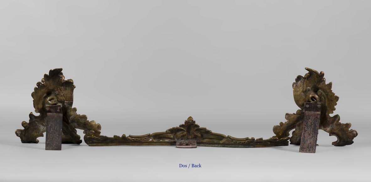 Красивая перекладина дровницы в стиле Людовика XV из позолоченной бронзы, украшенная детьми и лиственными орнаментами.  Красивая перекладина дровницы в стиле Людовика XV из позолоченной бронзы, украшенная детьми и лиственными орнаментами. -5