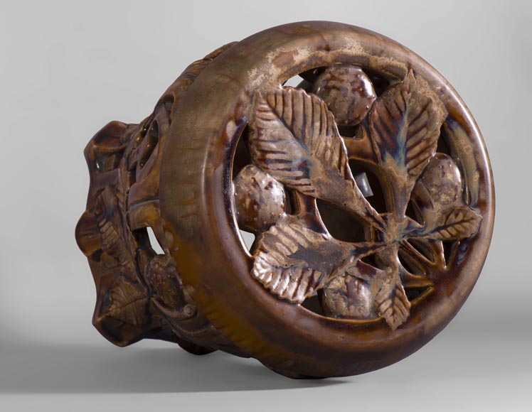 Редкий табурет в стиле Ар Нуво из керамики, украшенный ажурными листьями каштанового дерева. Редкий табурет в стиле Ар Нуво из керамики, украшенный ажурными листьями каштанового дерева.-4