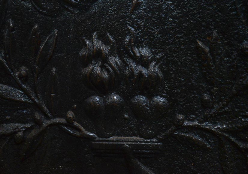 «Два сердца, пылающих на алтаре», маленькая старинная каминная плита эпохи Людовика XVI. «Два сердца, пылающих на алтаре», маленькая старинная каминная плита эпохи Людовика XVI.-2