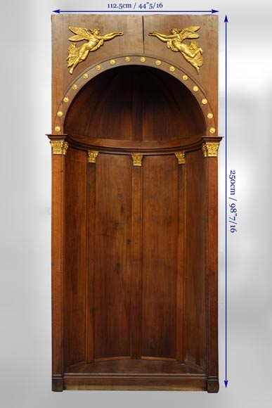 Пара альковов из орехового дерева и стюка с позолотой в стиле Луи-Филиппа, украшенная изображениями богини Фамы. Пара альковов из орехового дерева и стюка с позолотой в стиле Луи-Филиппа, украшенная изображениями богини Фамы.-7