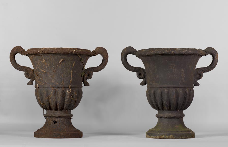 Пара чугунных ваз «Медичи», 18 век. Пара чугунных ваз «Медичи», 18 век.-1