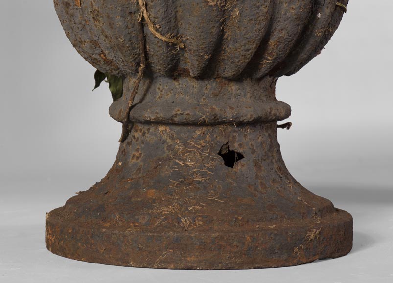 Пара чугунных ваз «Медичи», 18 век. Пара чугунных ваз «Медичи», 18 век.-5