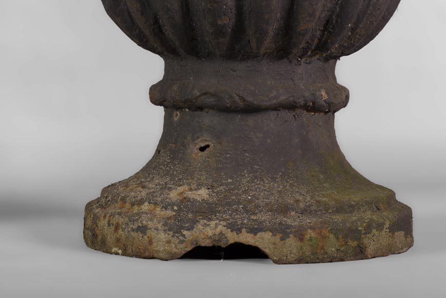 Пара чугунных ваз «Медичи», 18 век. Пара чугунных ваз «Медичи», 18 век.-6