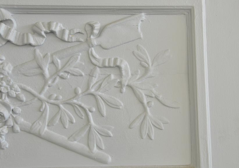 Старинное трюмо в стиле Людовика XVI, украшенное венками из цветов и палицами, дерево и стюк крашеный в голубой цвет. Старинное трюмо в стиле Людовика XVI, украшенное венками из цветов и палицами, дерево и стюк крашеный в голубой цвет.-3