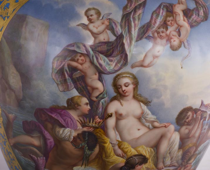 Монументальная ваза эпохи Наполеона III из парижского фарфора, украшенная сценой Триумфа Венеры, с оправой из позолоченной бронзы с декоративными элементами, представляющими женские образы. Монументальная ваза эпохи Наполеона III из парижского фарфора, украшенная сценой Триумфа Венеры, с оправой из позолоченной бронзы с декоративными элементами, представляющими женские образы.-3