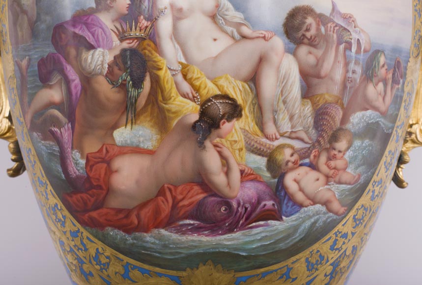 Монументальная ваза эпохи Наполеона III из парижского фарфора, украшенная сценой Триумфа Венеры, с оправой из позолоченной бронзы с декоративными элементами, представляющими женские образы. Монументальная ваза эпохи Наполеона III из парижского фарфора, украшенная сценой Триумфа Венеры, с оправой из позолоченной бронзы с декоративными элементами, представляющими женские образы.-4