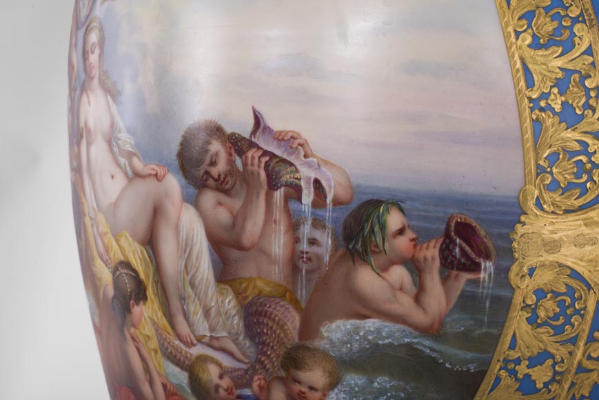 Монументальная ваза эпохи Наполеона III из парижского фарфора, украшенная сценой Триумфа Венеры, с оправой из позолоченной бронзы с декоративными элементами, представляющими женские образы. Монументальная ваза эпохи Наполеона III из парижского фарфора, украшенная сценой Триумфа Венеры, с оправой из позолоченной бронзы с декоративными элементами, представляющими женские образы.-5