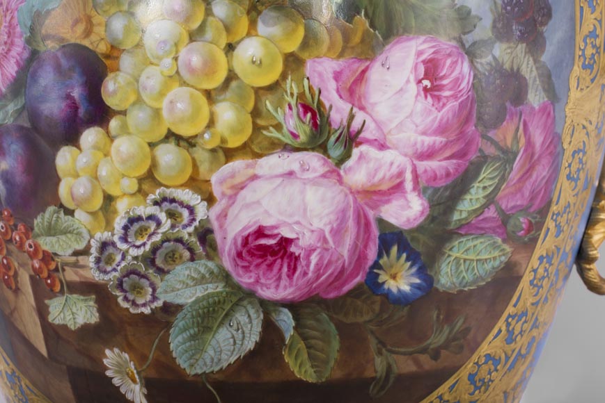 Монументальная ваза эпохи Наполеона III из парижского фарфора, украшенная сценой Триумфа Венеры, с оправой из позолоченной бронзы с декоративными элементами, представляющими женские образы. Монументальная ваза эпохи Наполеона III из парижского фарфора, украшенная сценой Триумфа Венеры, с оправой из позолоченной бронзы с декоративными элементами, представляющими женские образы.-9