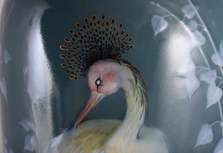 Альбер ДАММУС и СЕВРСКАЯ МАНУФАКТУРА – Большая ваза, украшенная аистом, на подставке из позолоченного дерева. Альбер ДАММУС и СЕВРСКАЯ МАНУФАКТУРА – Большая ваза, украшенная аистом, на подставке из позолоченного дерева.-2