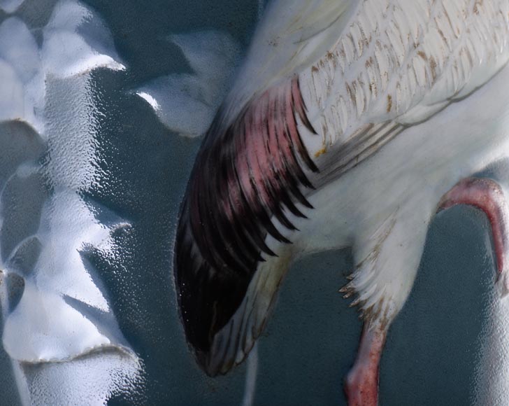 Альбер ДАММУС и СЕВРСКАЯ МАНУФАКТУРА – Большая ваза, украшенная аистом, на подставке из позолоченного дерева. Альбер ДАММУС и СЕВРСКАЯ МАНУФАКТУРА – Большая ваза, украшенная аистом, на подставке из позолоченного дерева.-3