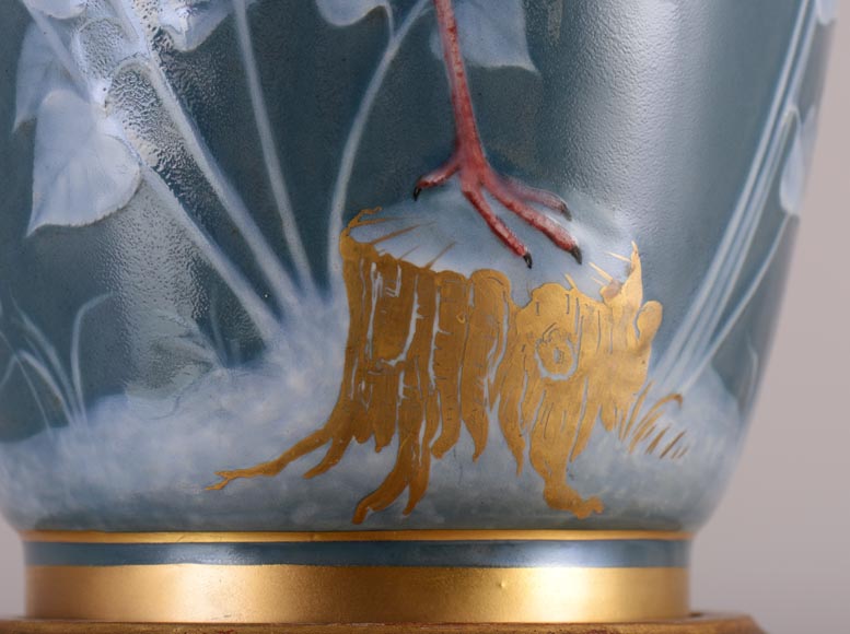 Альбер ДАММУС и СЕВРСКАЯ МАНУФАКТУРА – Большая ваза, украшенная аистом, на подставке из позолоченного дерева. Альбер ДАММУС и СЕВРСКАЯ МАНУФАКТУРА – Большая ваза, украшенная аистом, на подставке из позолоченного дерева.-4