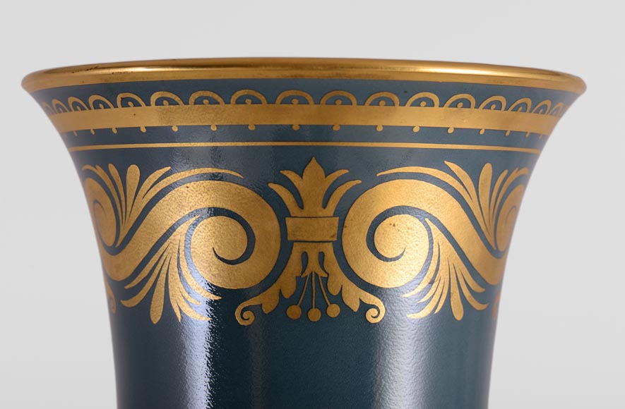 Альбер ДАММУС и СЕВРСКАЯ МАНУФАКТУРА – Большая ваза, украшенная аистом, на подставке из позолоченного дерева. Альбер ДАММУС и СЕВРСКАЯ МАНУФАКТУРА – Большая ваза, украшенная аистом, на подставке из позолоченного дерева.-5