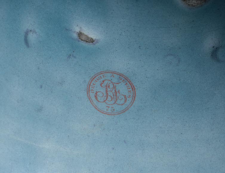 Альбер ДАММУС и СЕВРСКАЯ МАНУФАКТУРА – Большая ваза, украшенная аистом, на подставке из позолоченного дерева. Альбер ДАММУС и СЕВРСКАЯ МАНУФАКТУРА – Большая ваза, украшенная аистом, на подставке из позолоченного дерева.-9