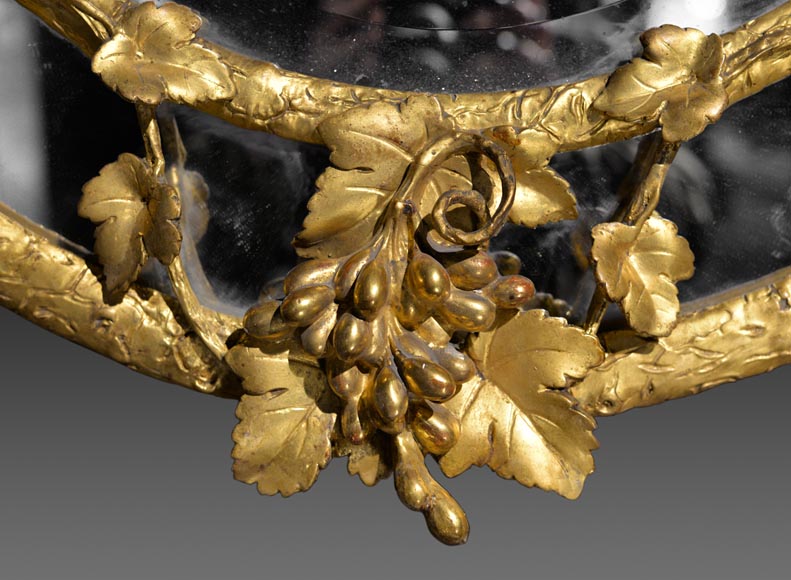 Великолепное овальное зеркало с перегородками, украшенное виноградными лозами и листьями. Великолепное овальное зеркало с перегородками, украшенное виноградными лозами и листьями.-2