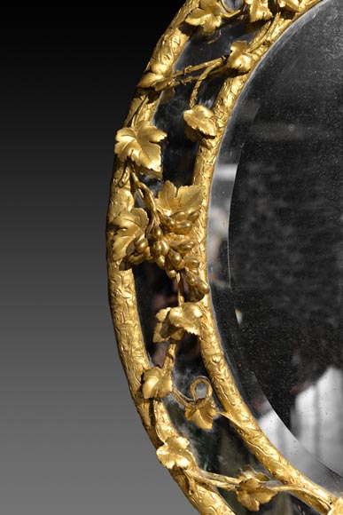 Великолепное овальное зеркало с перегородками, украшенное виноградными лозами и листьями. Великолепное овальное зеркало с перегородками, украшенное виноградными лозами и листьями.-3