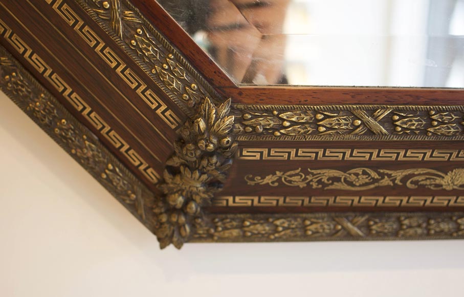 Красивое восьмиугольное зеркало в стиле Наполеона III: фацетное зеркало, дерево, бронза и инкрустации из позолоченной латуни. Красивое восьмиугольное зеркало в стиле Наполеона III: фацетное зеркало, дерево, бронза и инкрустации из позолоченной латуни.-3