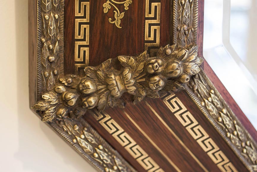 Красивое восьмиугольное зеркало в стиле Наполеона III: фацетное зеркало, дерево, бронза и инкрустации из позолоченной латуни. Красивое восьмиугольное зеркало в стиле Наполеона III: фацетное зеркало, дерево, бронза и инкрустации из позолоченной латуни.-4