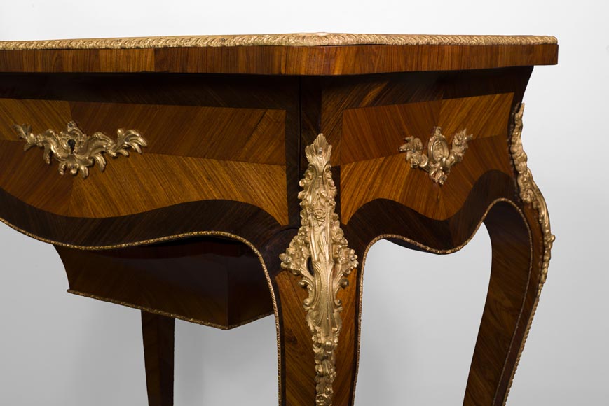 Мезон ТААН и Жюльен-Николя РИВАР (1802-1867) – Красивый столик для рукоделия, украшенный маркетри из фарфора в виде букета цветов и орнаментами из позолоченной бронзы Мезон ТААН и Жюльен-Николя РИВАР (1802-1867) – Красивый столик для рукоделия, украшенный маркетри из фарфора в виде букета цветов и орнаментами из позолоченной бронзы-3