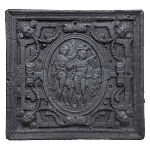 Сцена коронации, старинная каминная плита 17 века.